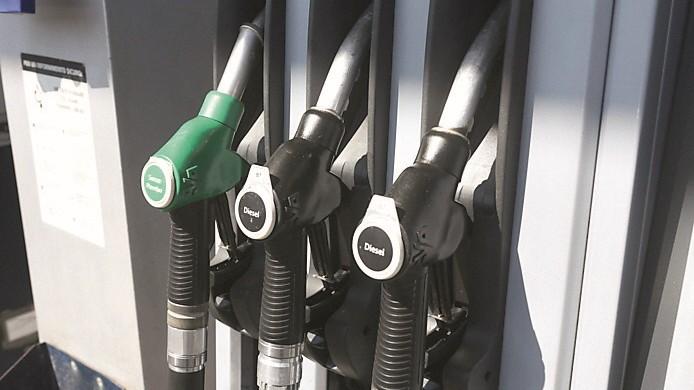 Non paga 10 euro di carburante, travolge l’addetto del distributore e fugge