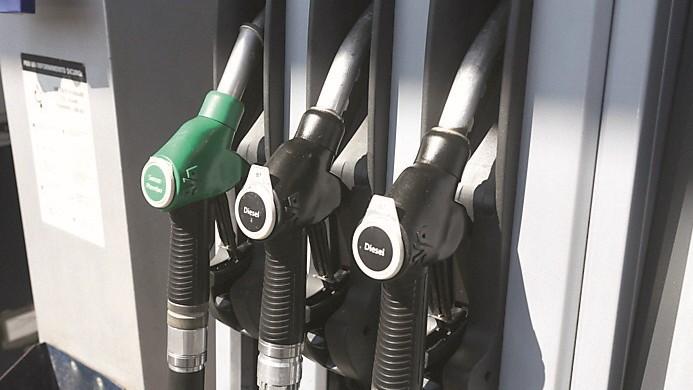 Non paga 10 euro di carburante, travolge l’addetto del distributore e fugge