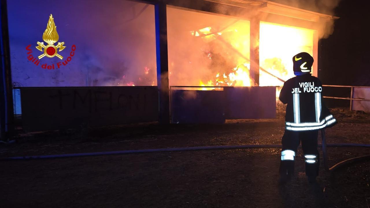 Incendi nella notte, in fiamme le campagne e due capannoni per il fieno – Spegnimento in corso