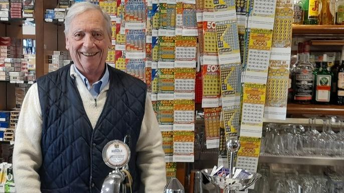 Sergio Marchetti al banco dl bar Morino: mercoledì 30 settembre chiuderà dopo 72 anni di attività