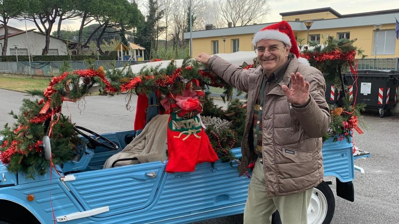 
	Massimo Landini, aveva 82 anni, qui in una simpatica iniziativa natalizia&nbsp;


