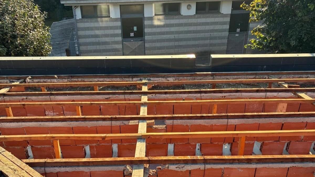 I ladri smontano e portano via il tetto della scuola – Che cosa è successo