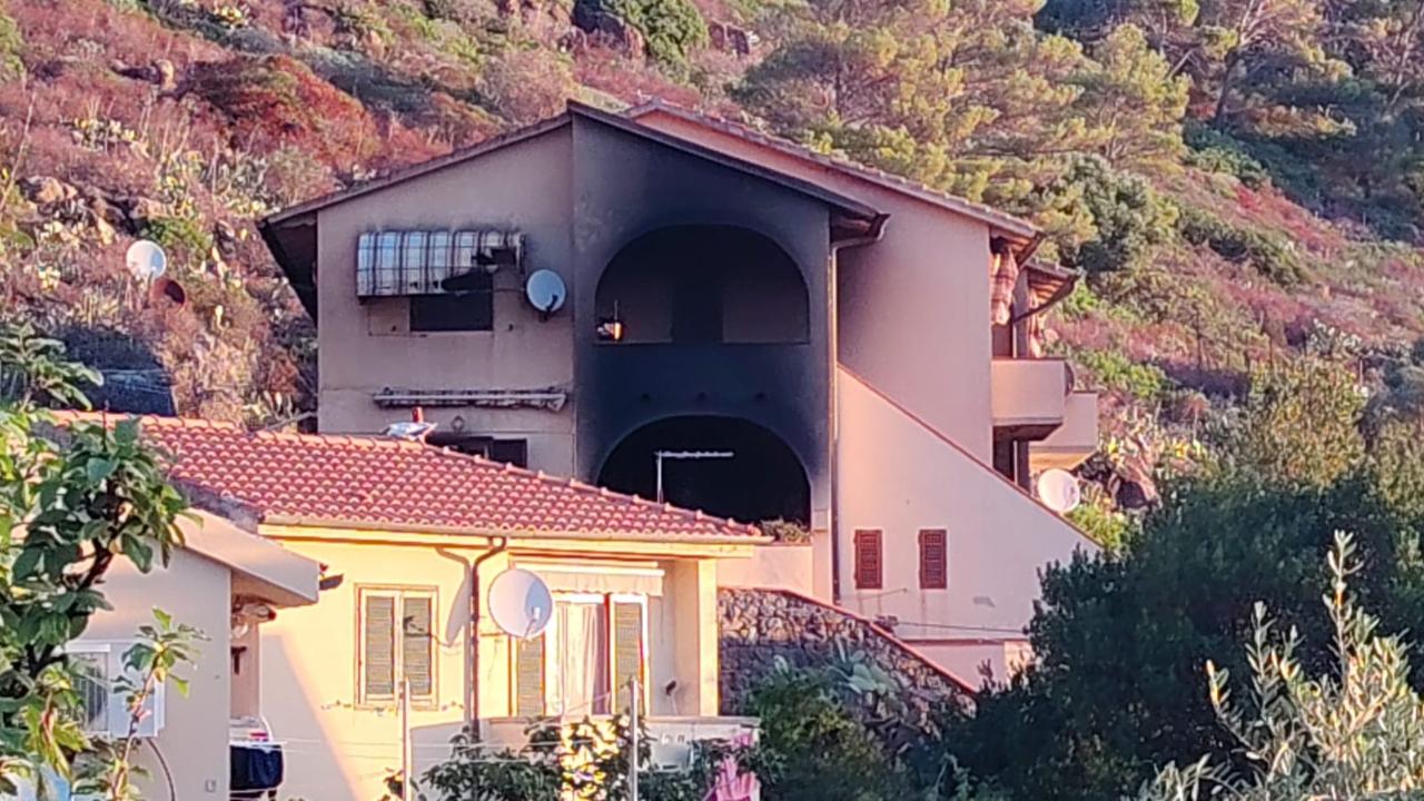 
	Il palazzo dopo l'incendio

