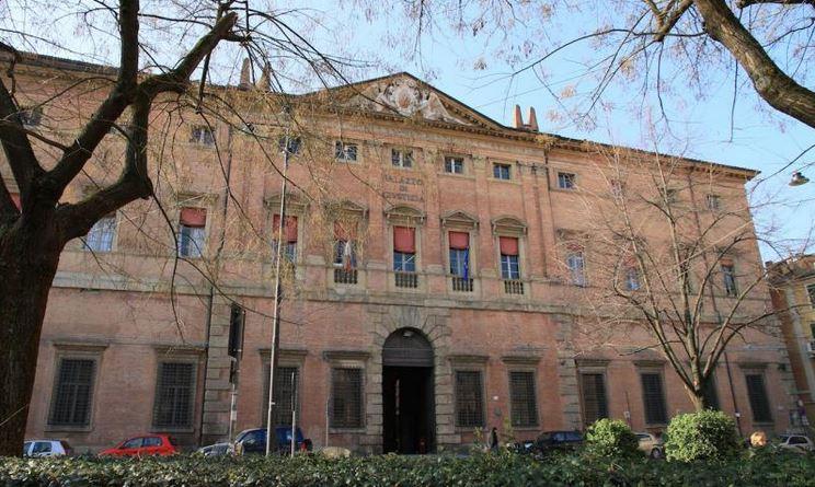 E’ a casa in malattia, ma il detective scopre che viaggiava: licenziato