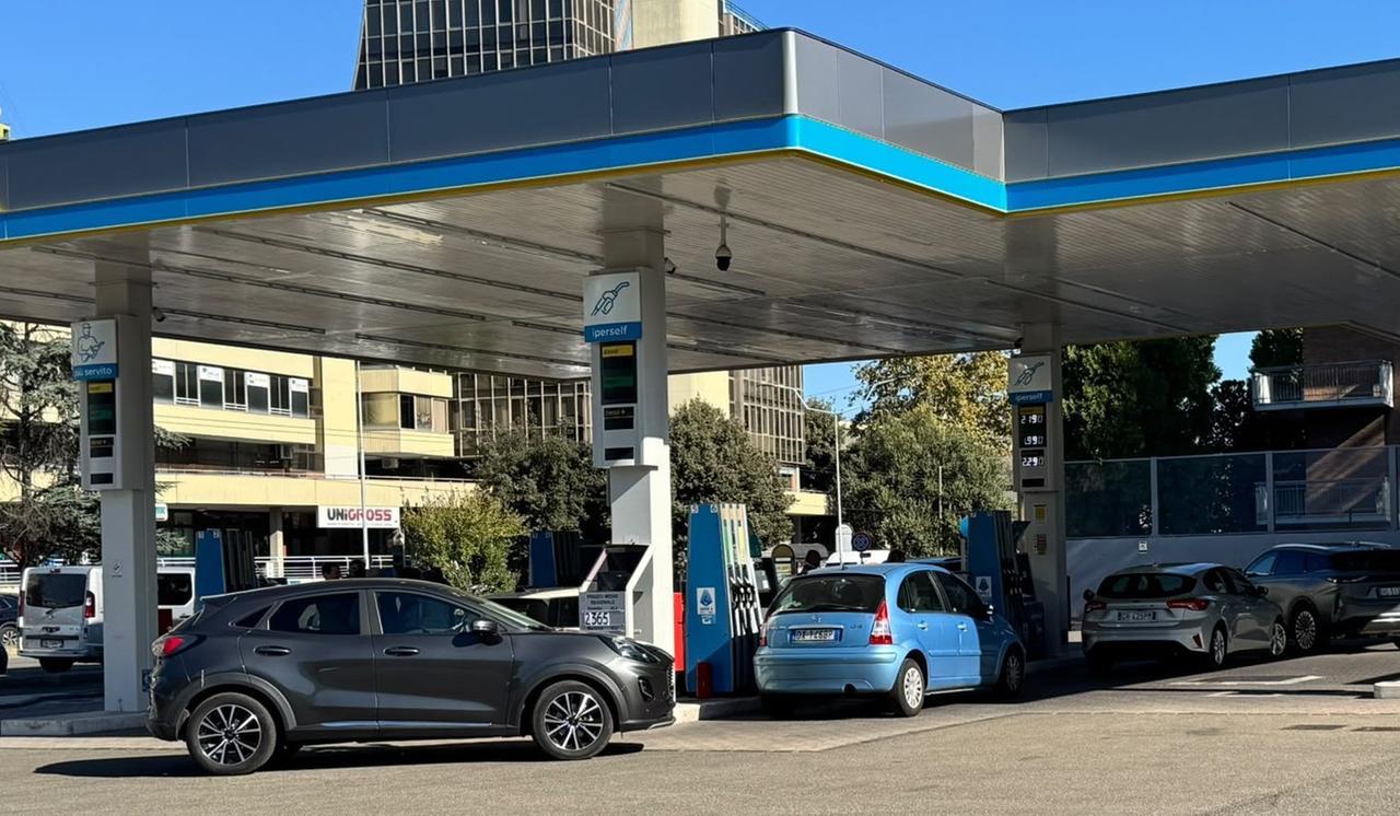 Scatta il tetto ai prezzi dei carburanti, distributori Eni subito presi d’assalto anche a Modena