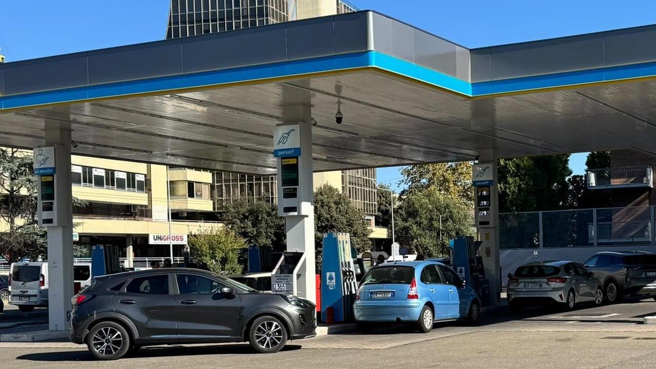 Scatta il tetto ai prezzi dei carburanti, distributori Eni subito presi d’assalto anche a Modena