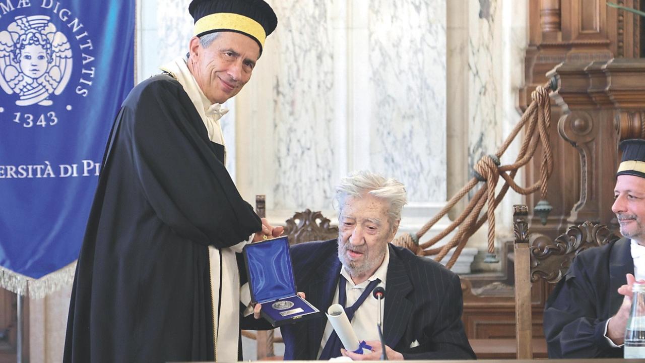 Il rettore Riccardo Zucchi consegna la laurea a Giorgio Luporini 