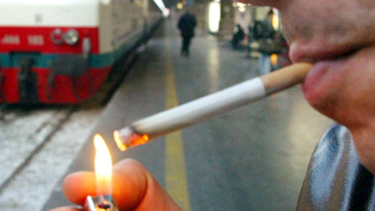 Nuova stangata sul fumo, dal 2027 rincari per le sigarette fino a 25 centesimi. Aumenti anche per e-cig