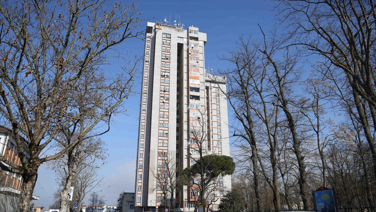 Ferrara, via dal Grattacielo e senza casa: «Illegittimo il silenzio del Comune»