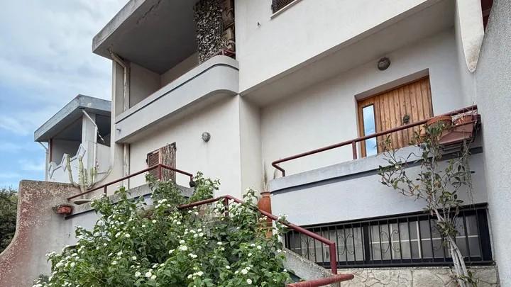 Perdono la casa per i debiti del padre e lanciano la raccolta fondi: «Aiutateci a ricomprarla per nostra madre» – L’appello