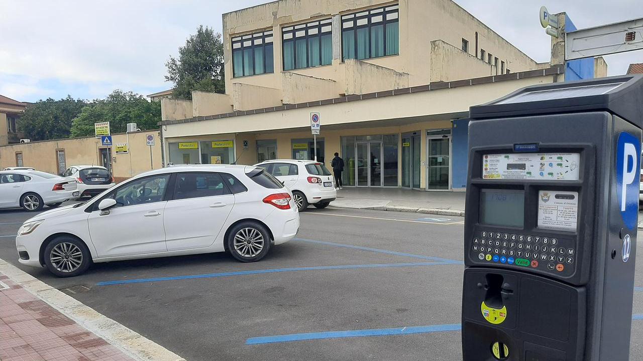Auto in sosta e nuove colonnine per pagare il parcheggio