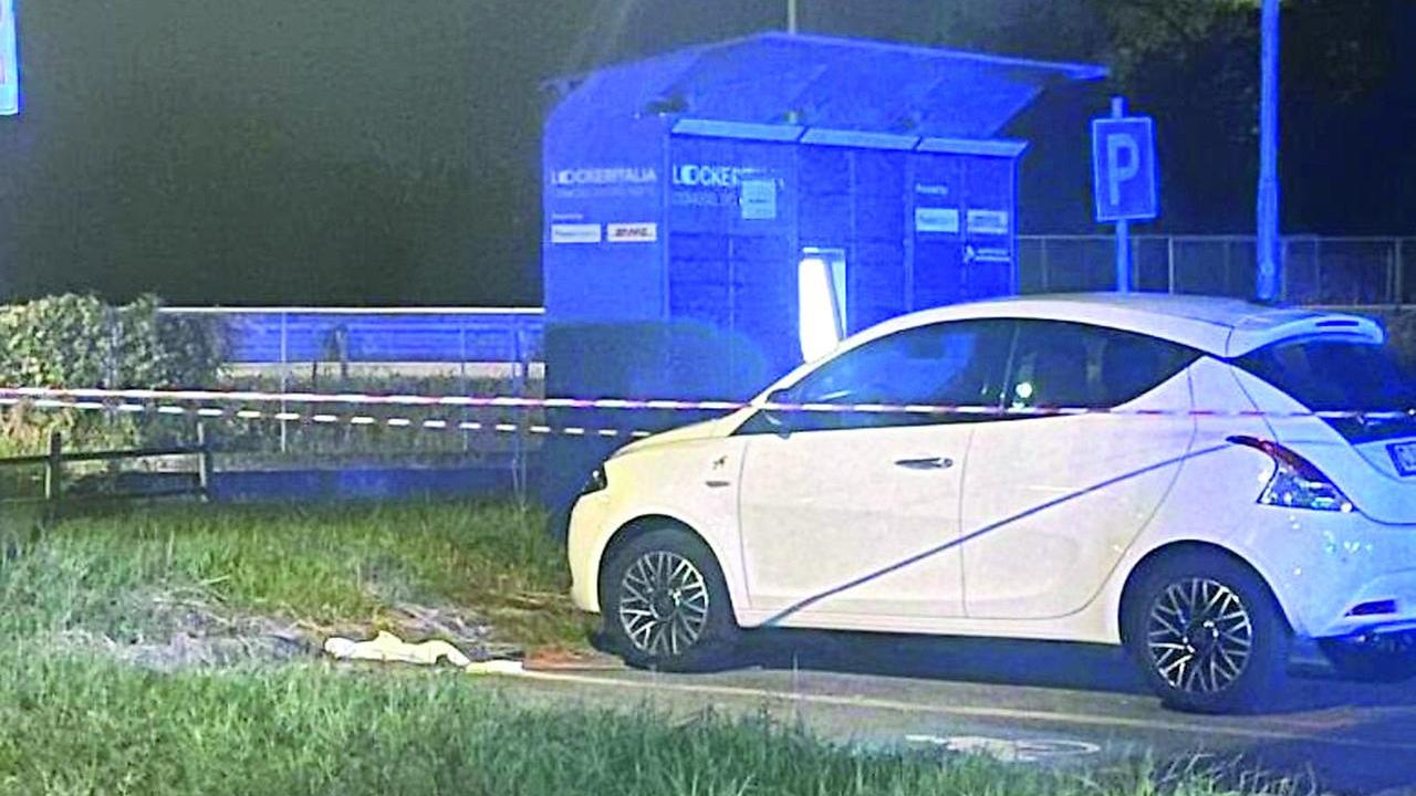 Aggressione al distributore, la testimonianza: «Mio marito è accorso in aiuto alla donna ferita, quell’uomo è tornato indietro e ha investito tutti»