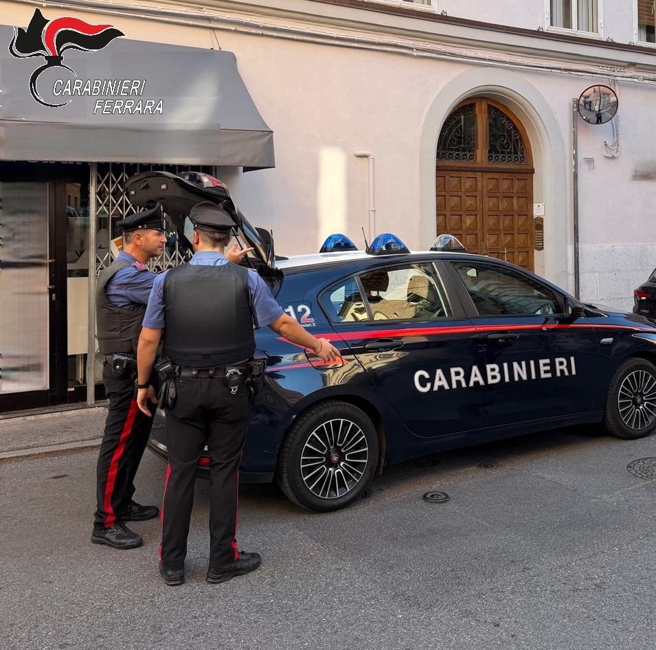 Ferrara, vuole mangiare gratis al ristorante e aggredisce i carabinieri: arrestato