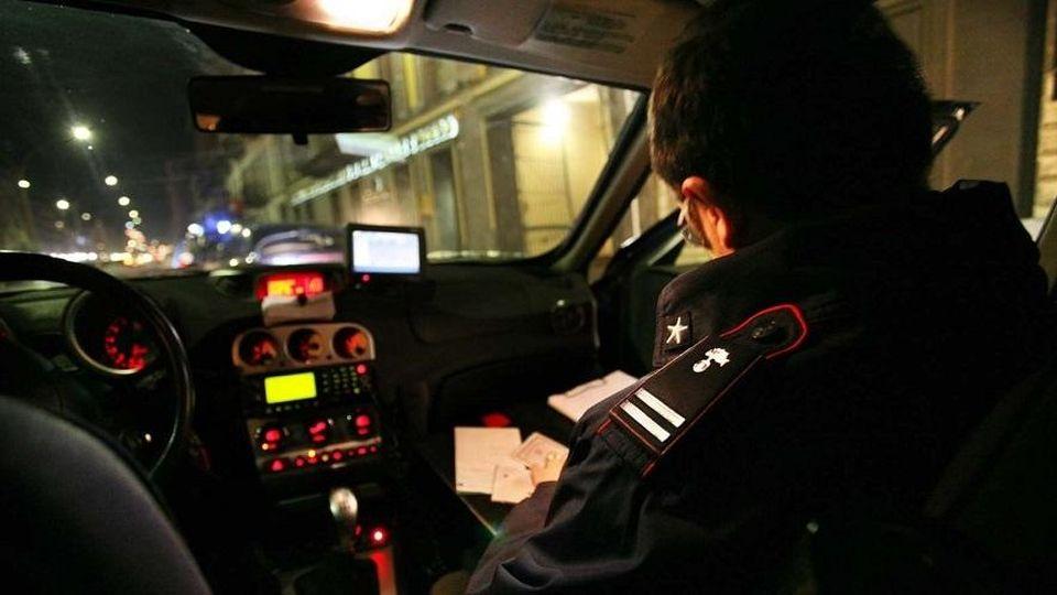 Minaccia il fidanzato con un coltello da cucina e dà in escandesce all’arrivo dei carabinieri: anche lui li picchia