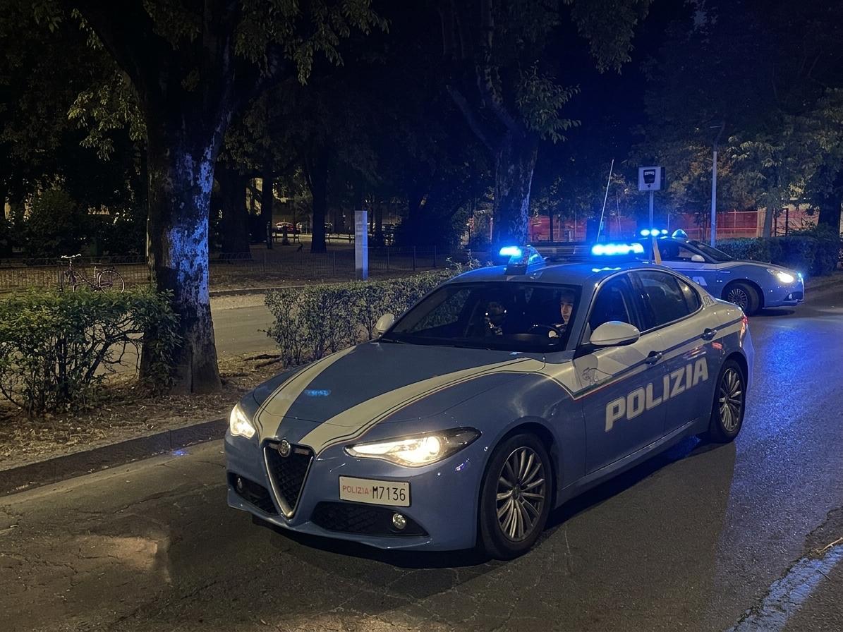 
	La polizia ha bloccato il ladro rincorso dal fidanzato della ragazza


