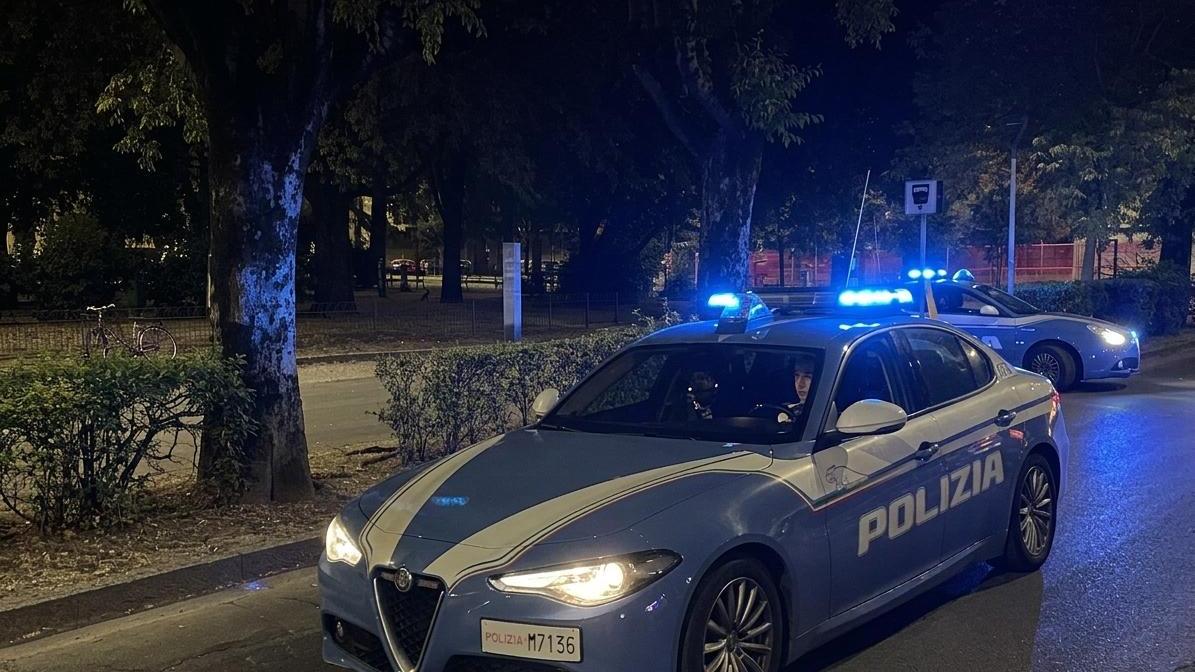 La polizia ha bloccato il ladro rincorso dal fidanzato della ragazza