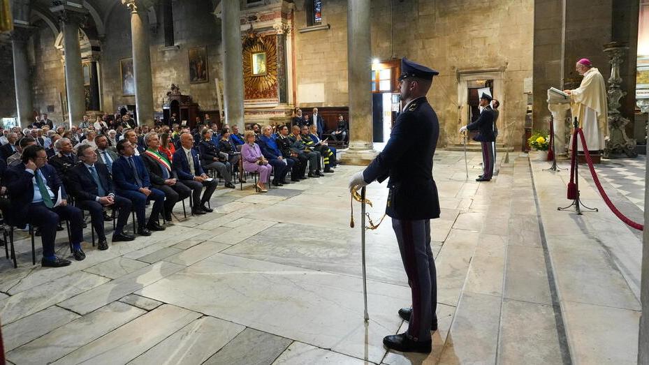 Lucca, festa della polizia e il saluto ai pensionati con dieci medaglie<br>