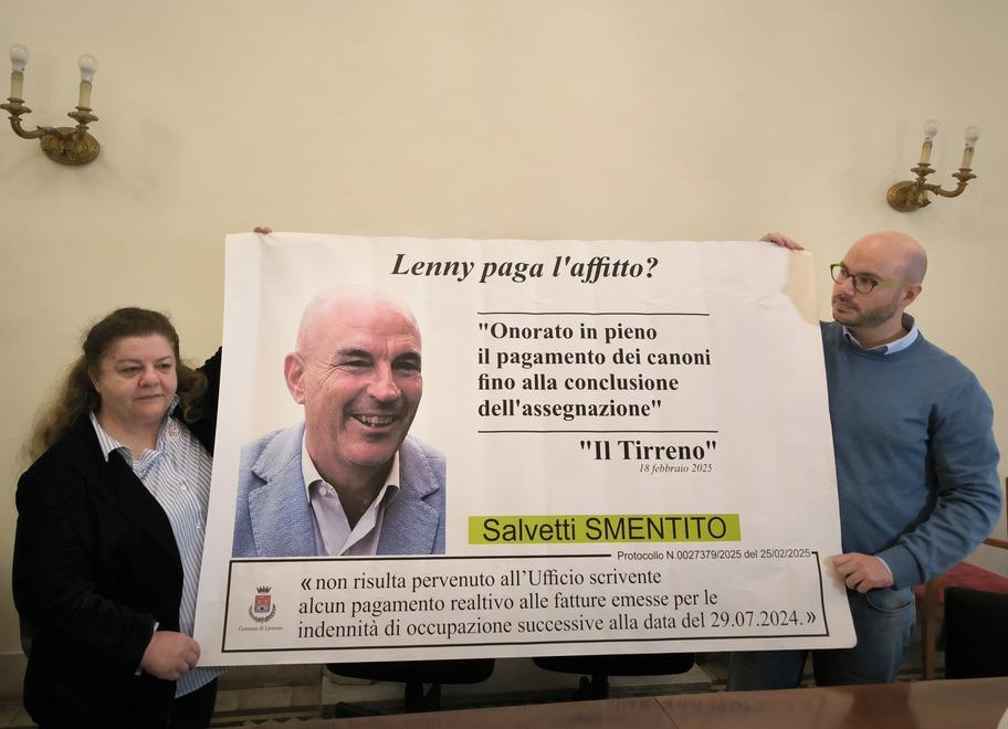 Marcella Amadio e Alessandro Perini con uno dei cartelloni
