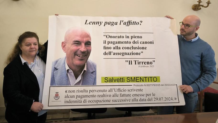 Marcella Amadio e Alessandro Perini con uno dei cartelloni