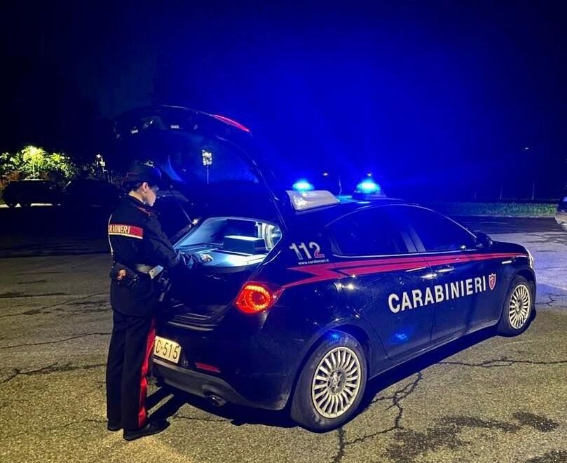 Picchiano e spruzzano spray urticante contro un 18enne per rubargli il marsupio con 50 euro