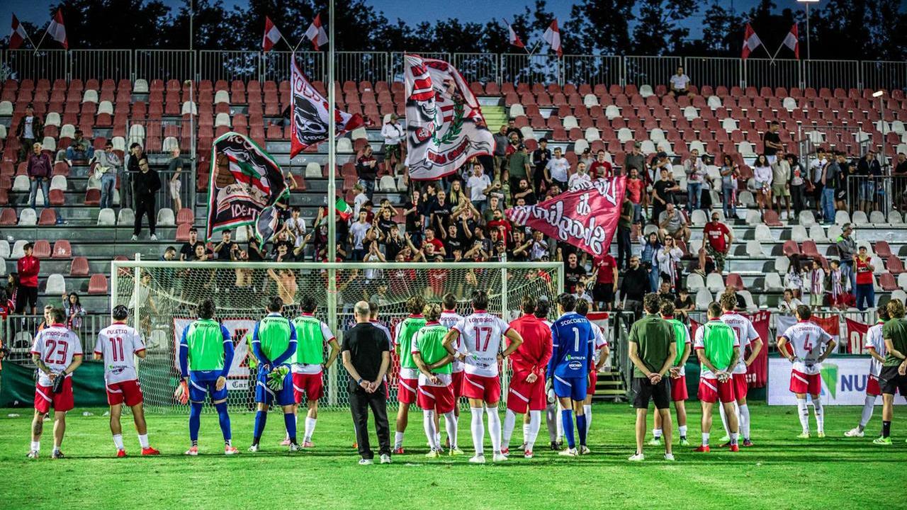 I biancorossi sotto la curva dopo la sconfitta con l'Arzignano (Foto: Daniele Lugli)
