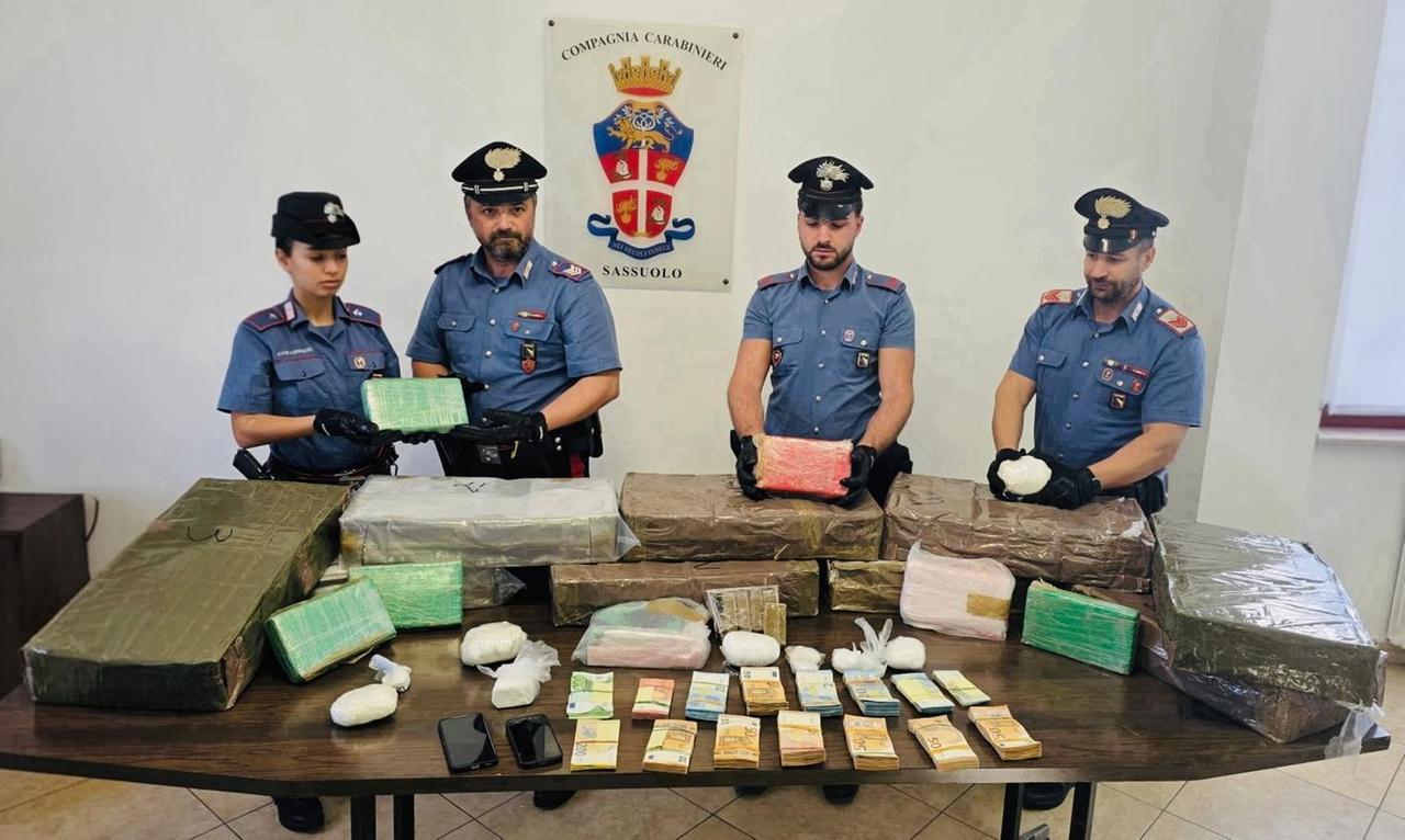 
	Droga e contanti sequestrati dai carabinieri

