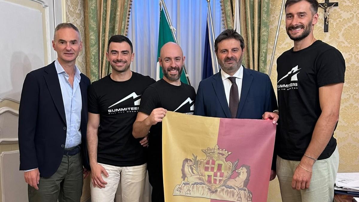 Sassari sul tetto del mondo: il gonfalone a 5mila metri