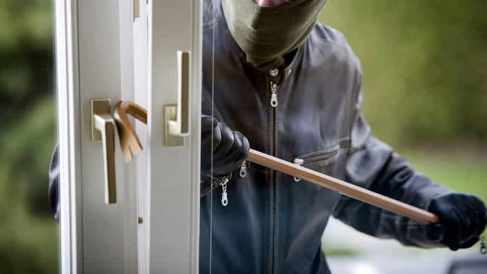 
	I ladri sono entrati in casa durante il battesimo

