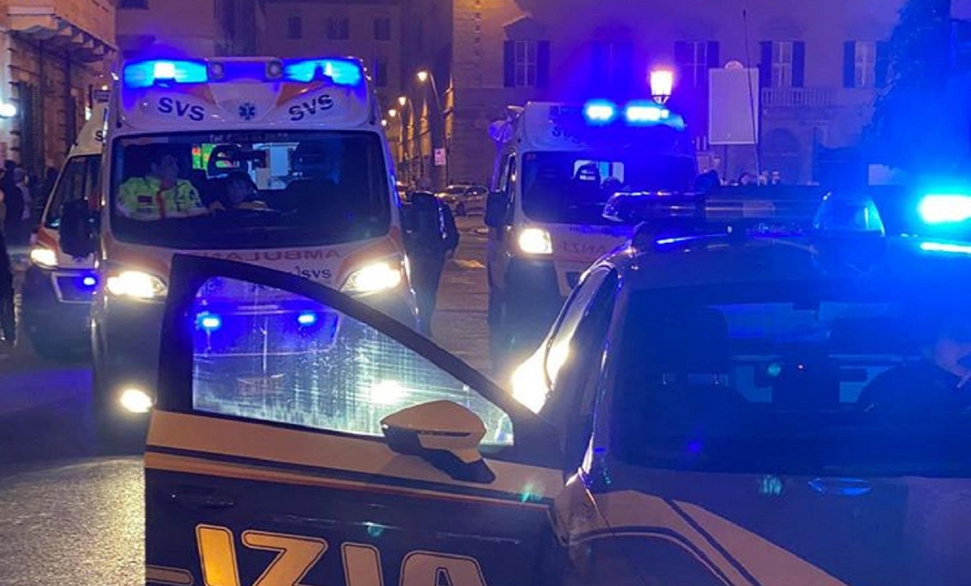 Una volante della polizia e le ambulanze della Svs (foto d'archivio)