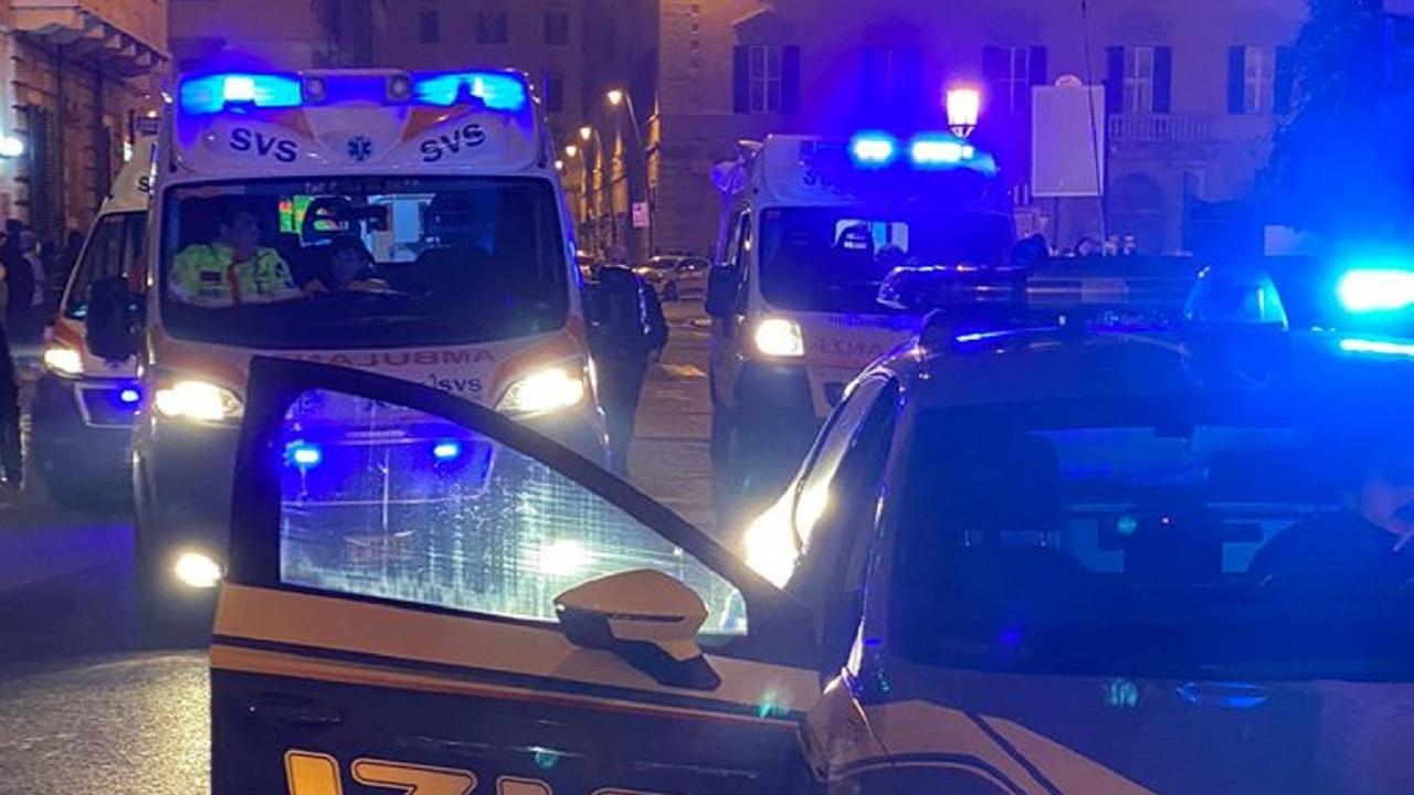 Una volante della polizia e le ambulanze della Svs (foto d'archivio)