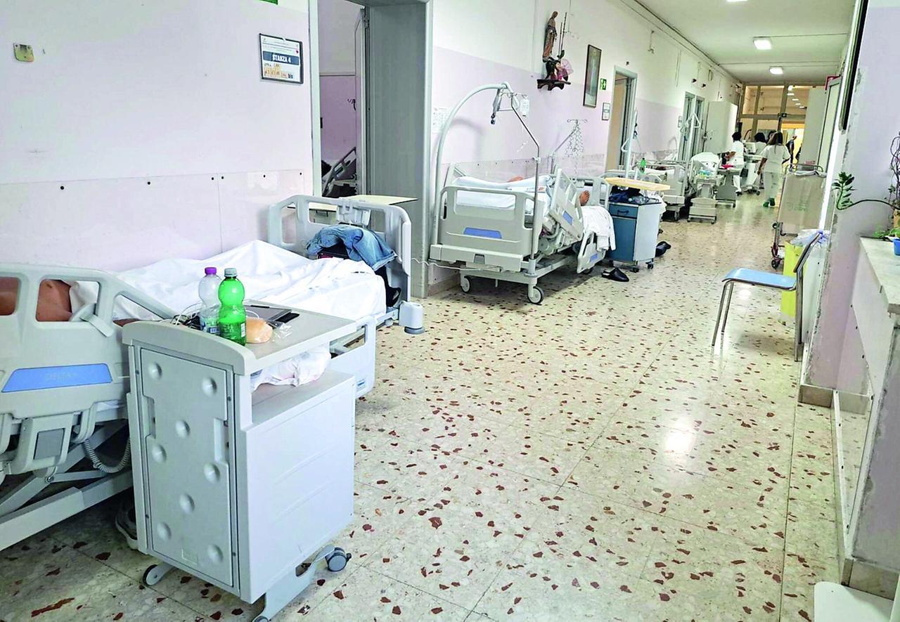 Sassari, ospedali vicini al collasso: «Barelle al posto dei letti». I medici chiedono scusa ai pazienti – Cosa succede