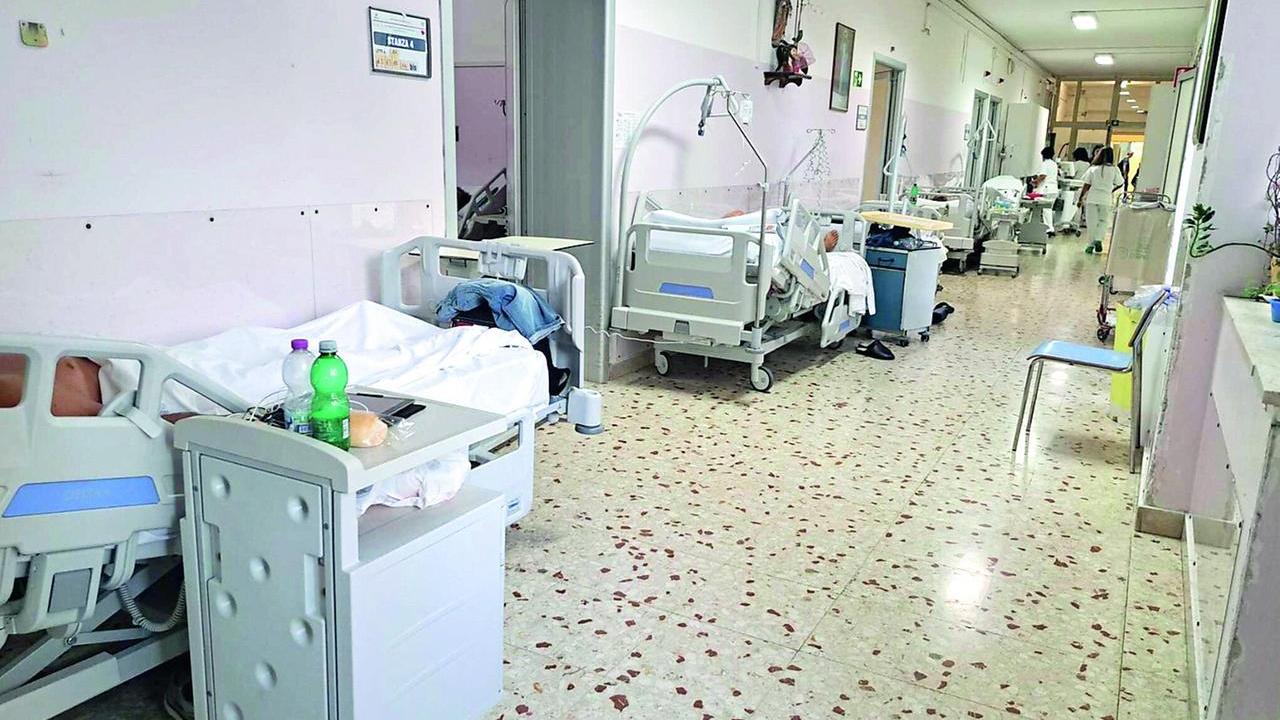Sassari, ospedali vicini al collasso: «Barelle al posto dei letti». I medici chiedono scusa ai pazienti – Cosa succede