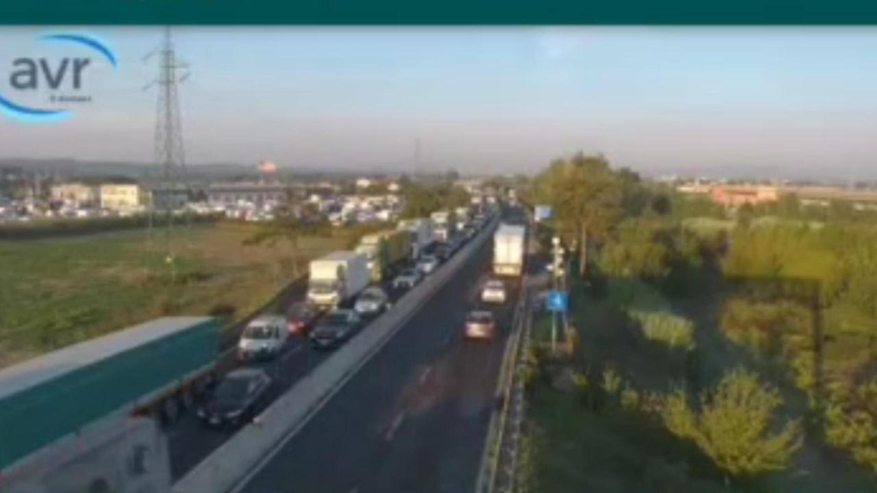 La coda tra Empoli e Ginestre (poco dopo le 8)