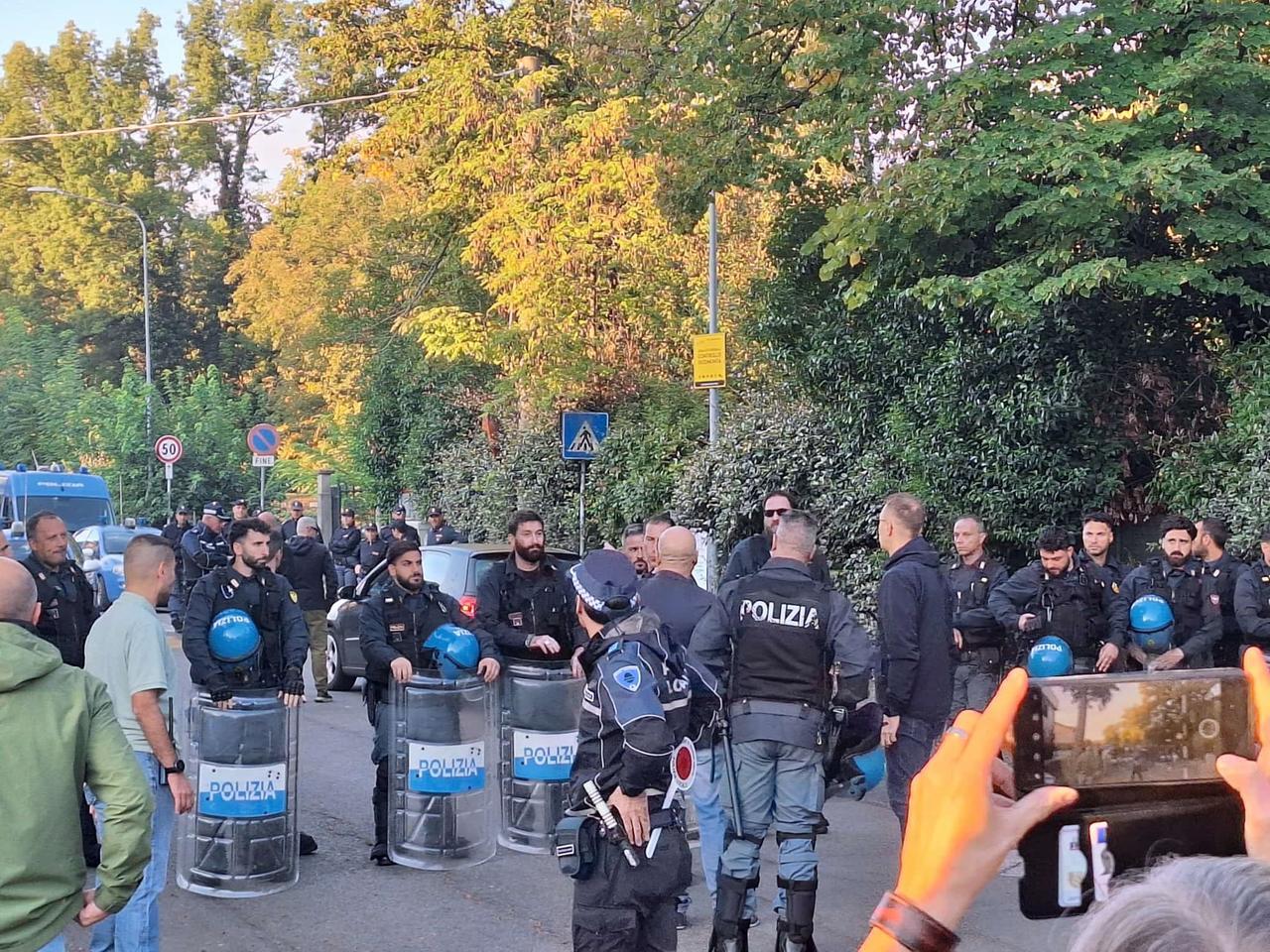 A Ospizio entrano le ruspe, a Reggio Emilia la polizia in assetto antisommossa tiene lontani i manifestanti del Bosco