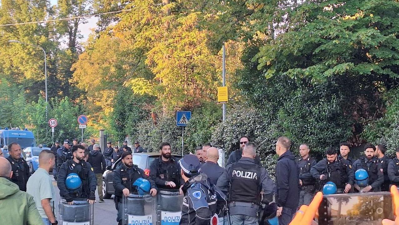 A Ospizio entrano le ruspe, a Reggio Emilia la polizia in assetto antisommossa tiene lontani i manifestanti del Bosco