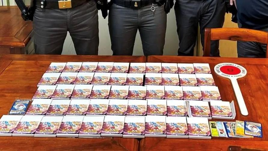 Lucca, carte Pokémon senza requisiti: sequestrati 300 pezzi