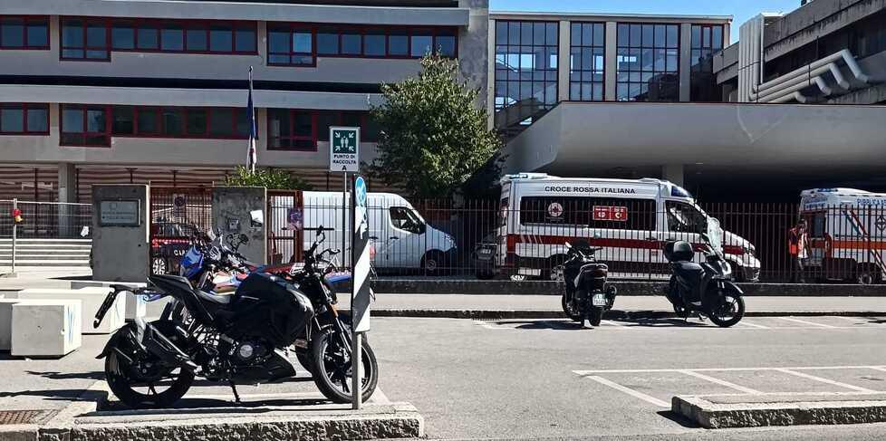 
	Le ambulanze davanti al Buzzi

