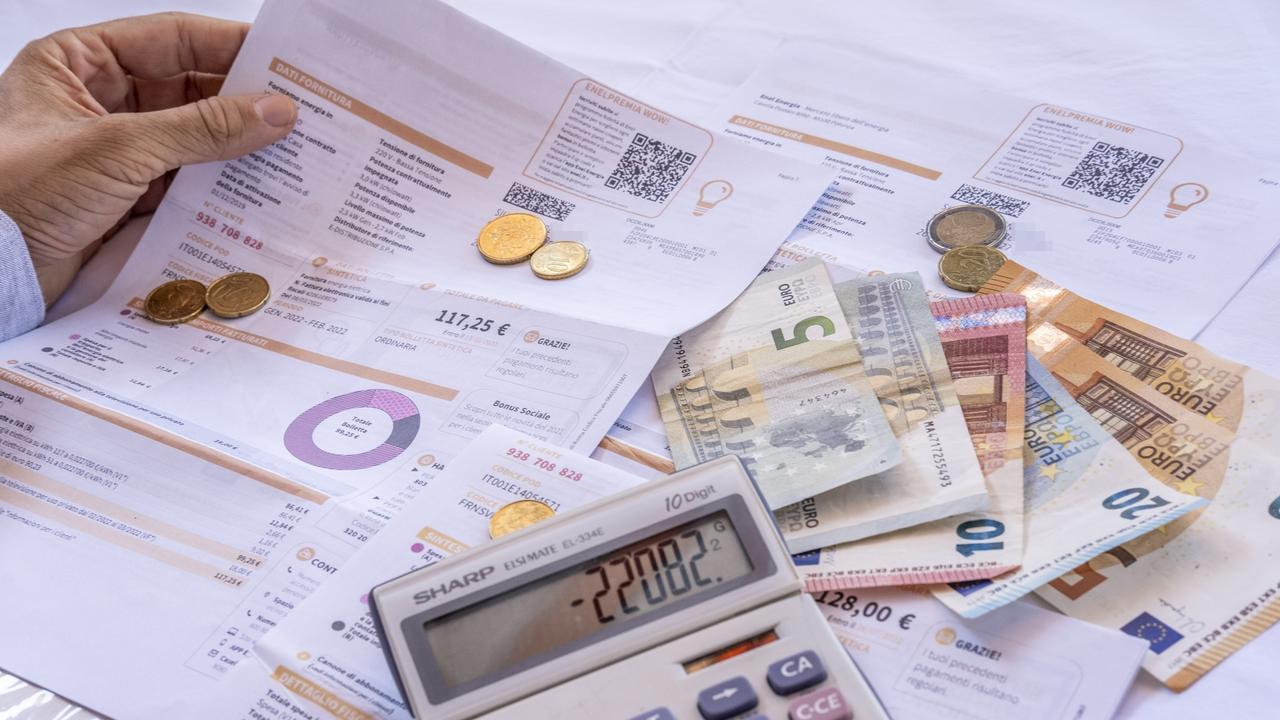 Energia, stangata sulle bollette: rincaro del 37,3% per tre milioni di clienti “vulnerabili”- Parte la gara agli sconti
