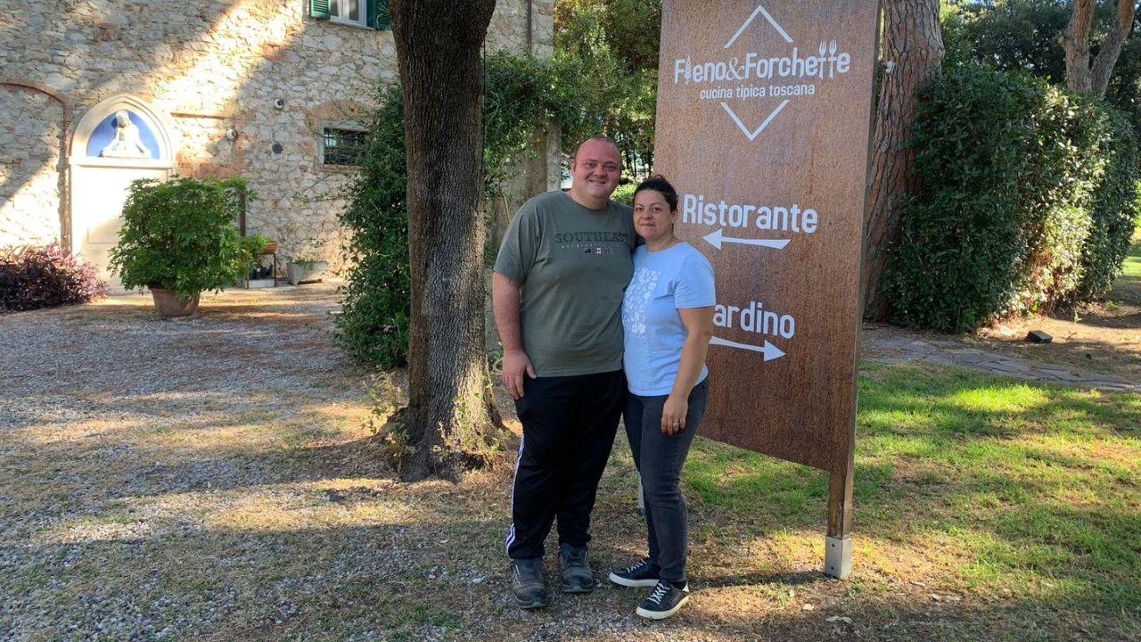 Piercarlo Di Meo e la moglie Valentina Riga davanti al ristorante che hanno riaperto dopo un anno con la nuova gestione