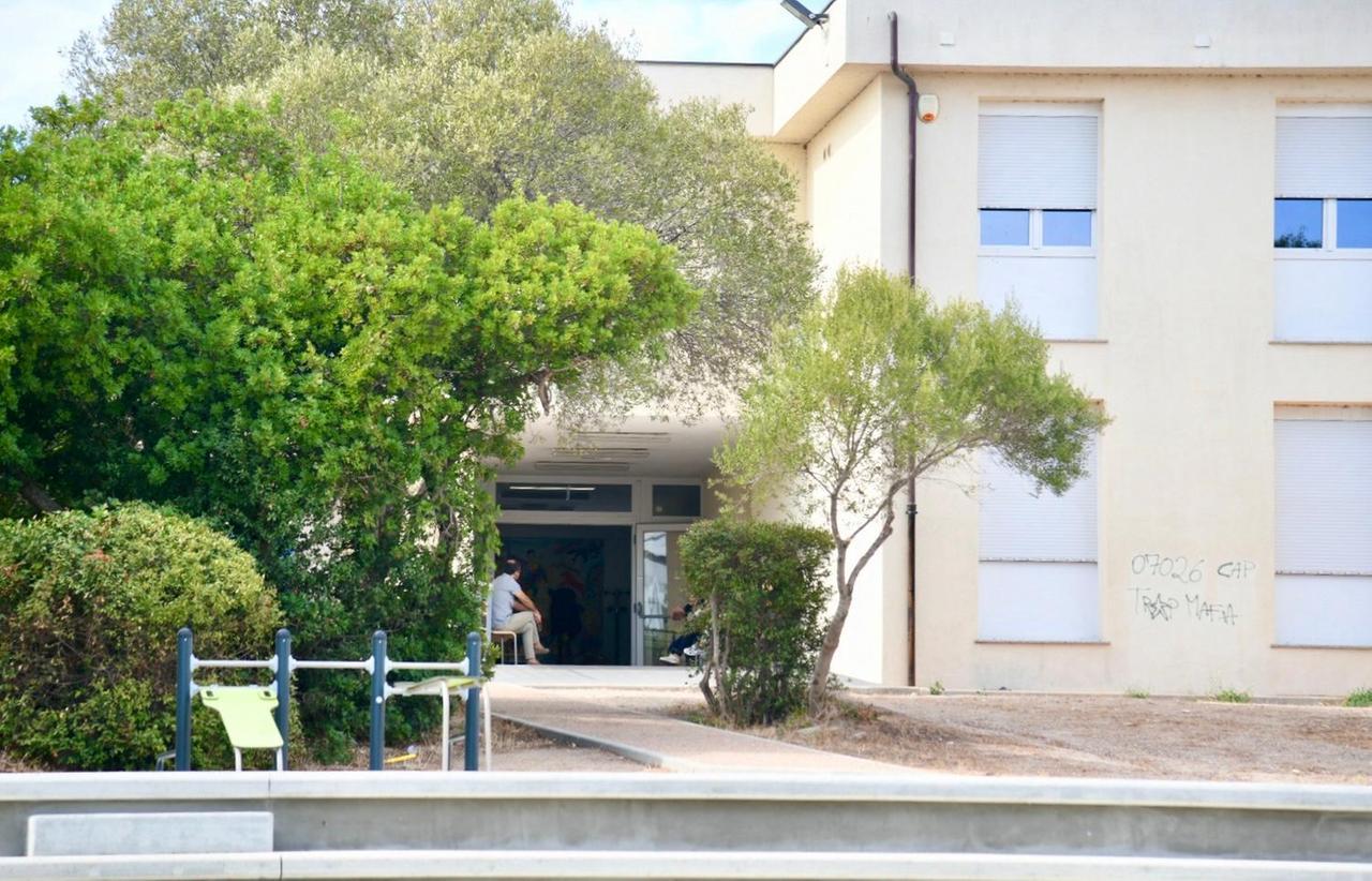 Atto vandalico a Olbia: entrano a scuola e la allagano con gli idranti