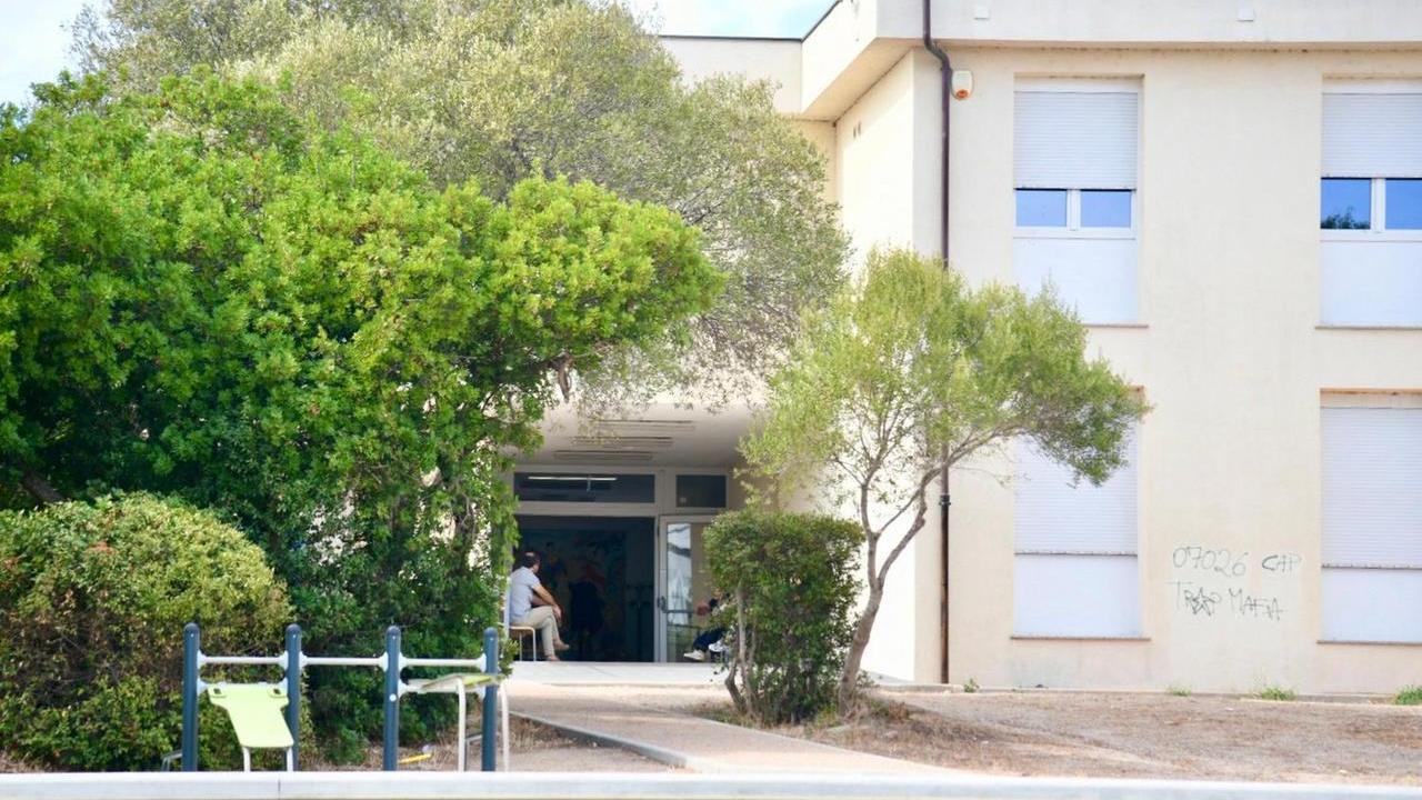 Atto vandalico a Olbia: entrano a scuola e la allagano con gli idranti