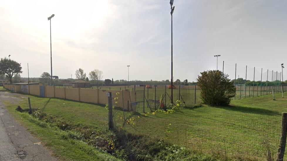 Il campo sportivo de La Rotta visto da fuori (foto da archivio)