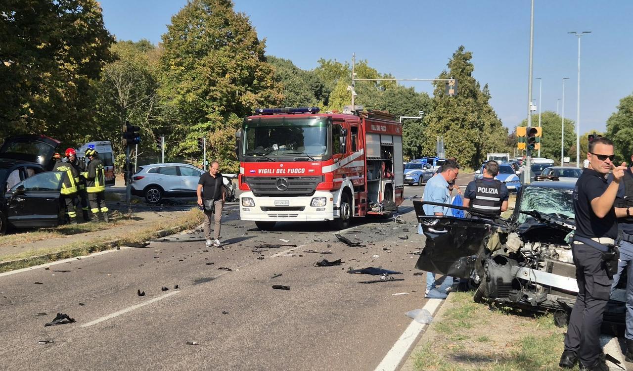 Scappa all’alt della polizia e si schianta contro altre auto: terrore e feriti in viale Italia