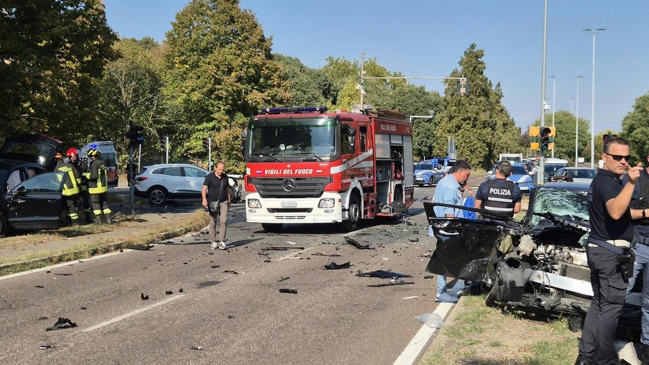 Forze dell'ordine e soccorritori sul luogo dello schianto (foto di Luigi Esposito)