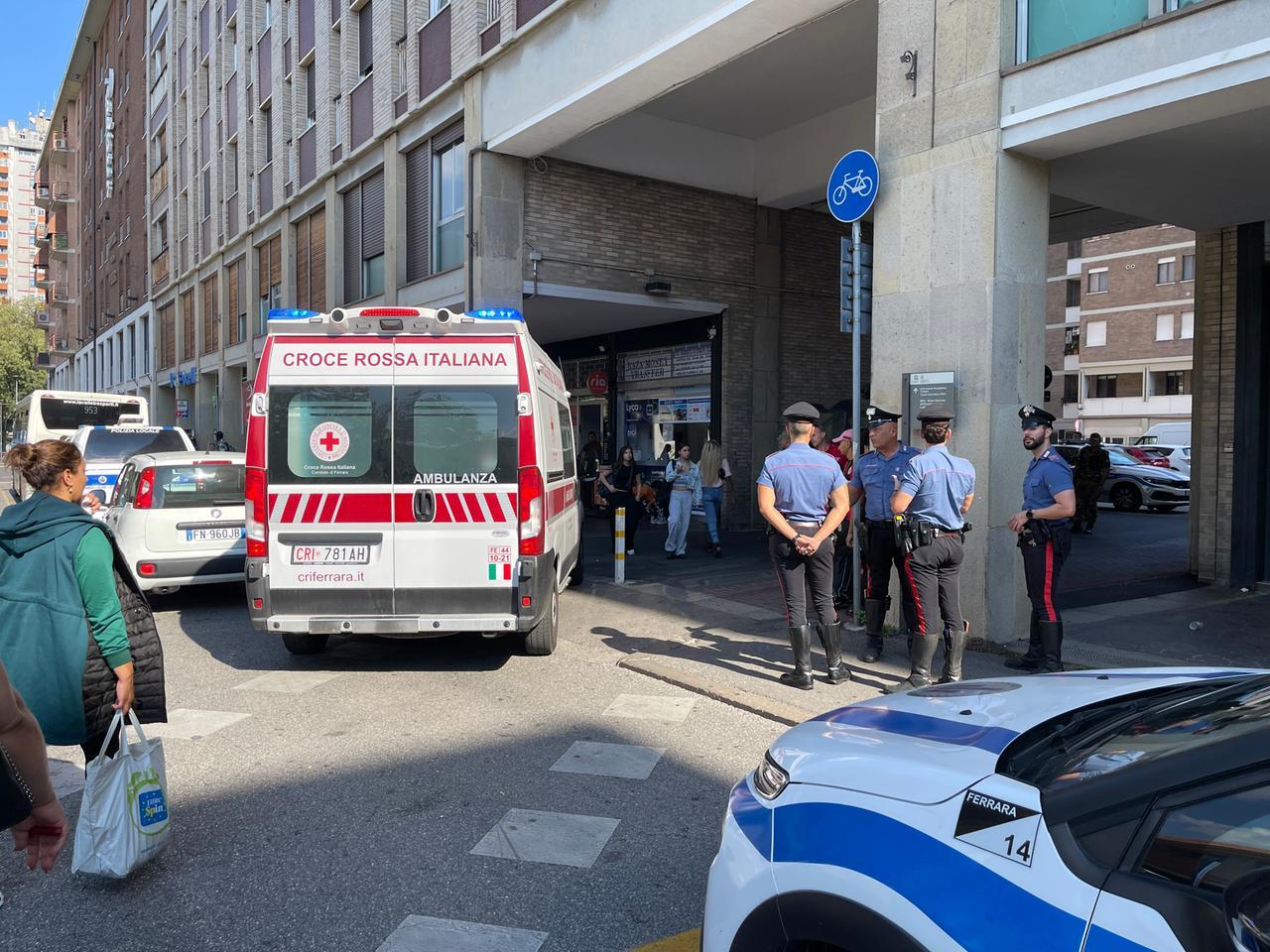 Rissa vicino alla stazione di Ferrara: spunta anche un coltello