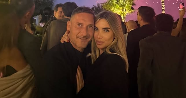 Francesco Totti e Noemi Bocchi verso il matrimonio: «Si sposeranno a Roma nella primavera 2027»