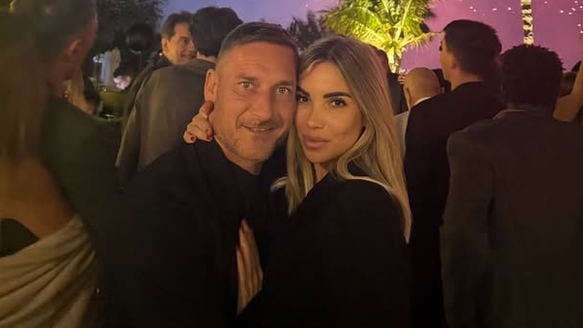Francesco Totti e Noemi Bocchi verso il matrimonio: «Si sposeranno a Roma nella primavera 2027»