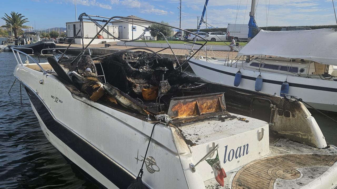 Olbia, barca in fiamme al Circolo nautico: l’intervento della Guardia Costiera