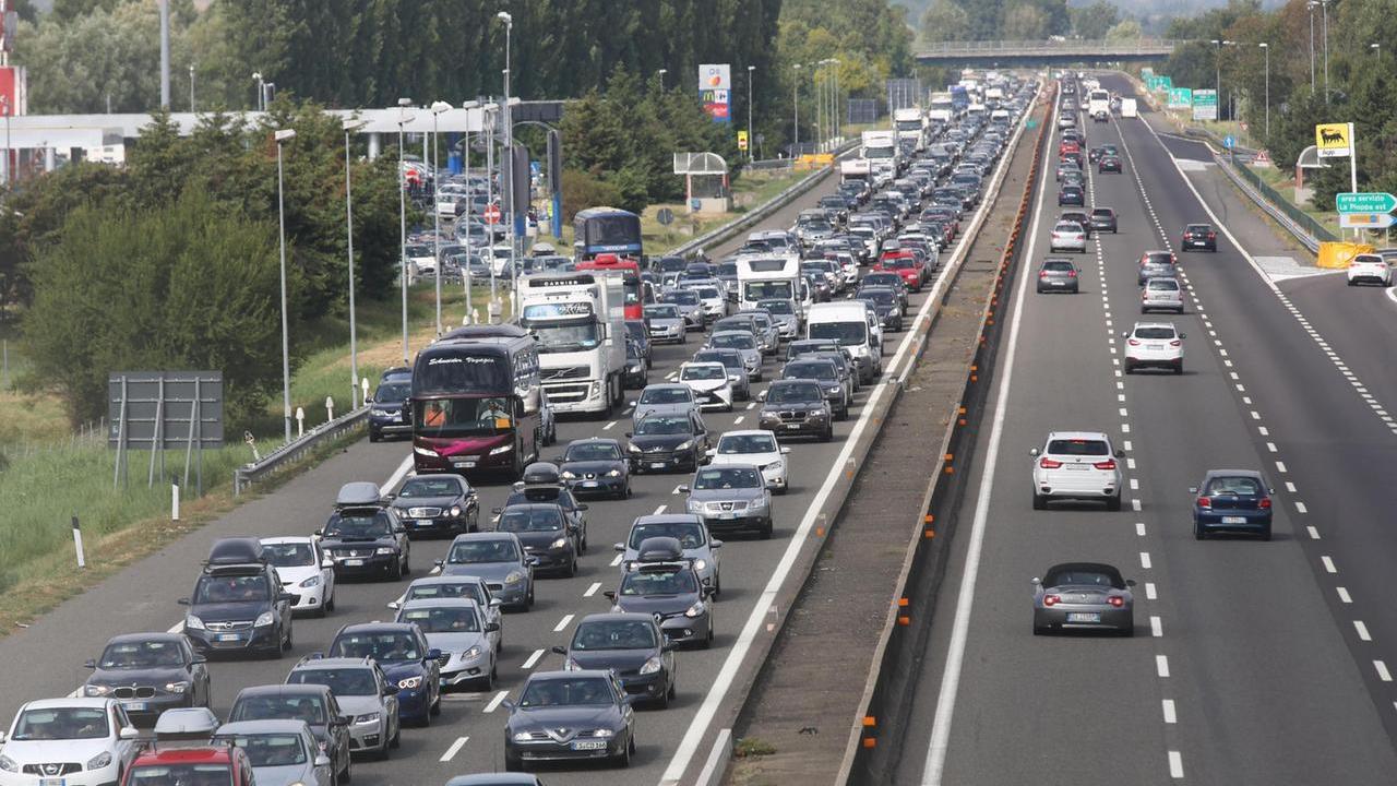 Traffico intenso e code nell'autostrada A14 nei pressi di Bologna, in una foto d'archivio. ANSA/GIORGIO BENVENUTI