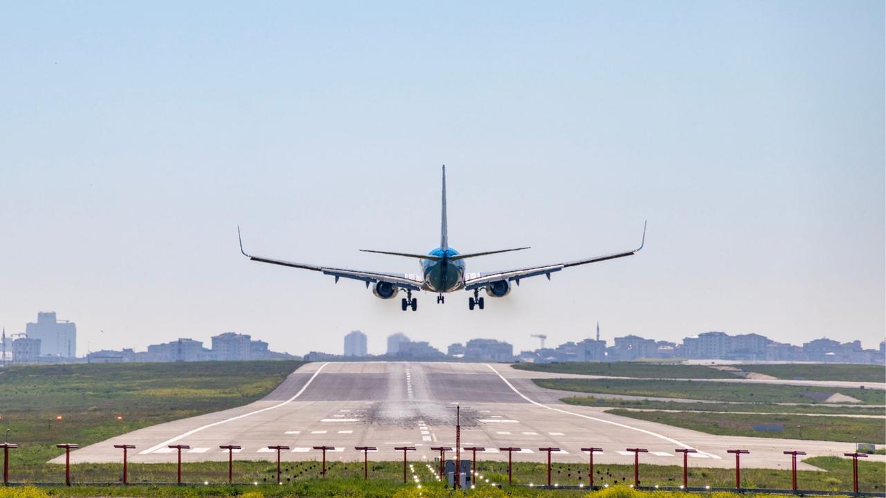Continuità territoriale aerea, 10 milioni dalla Regione per coprire gli extra costi del jet fuel
